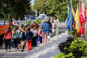 Wycieczka szkolna pod budynkiem A1 Politechniki Wrocławskiej